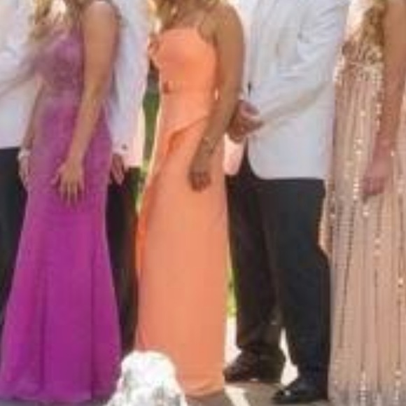 Beautiful peach long gown with straps and a ruffle - Picture 8 of 9